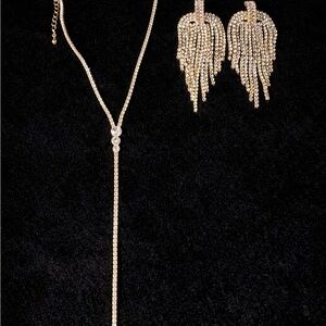 B7. Elegant Gold Necklace and Earring Set